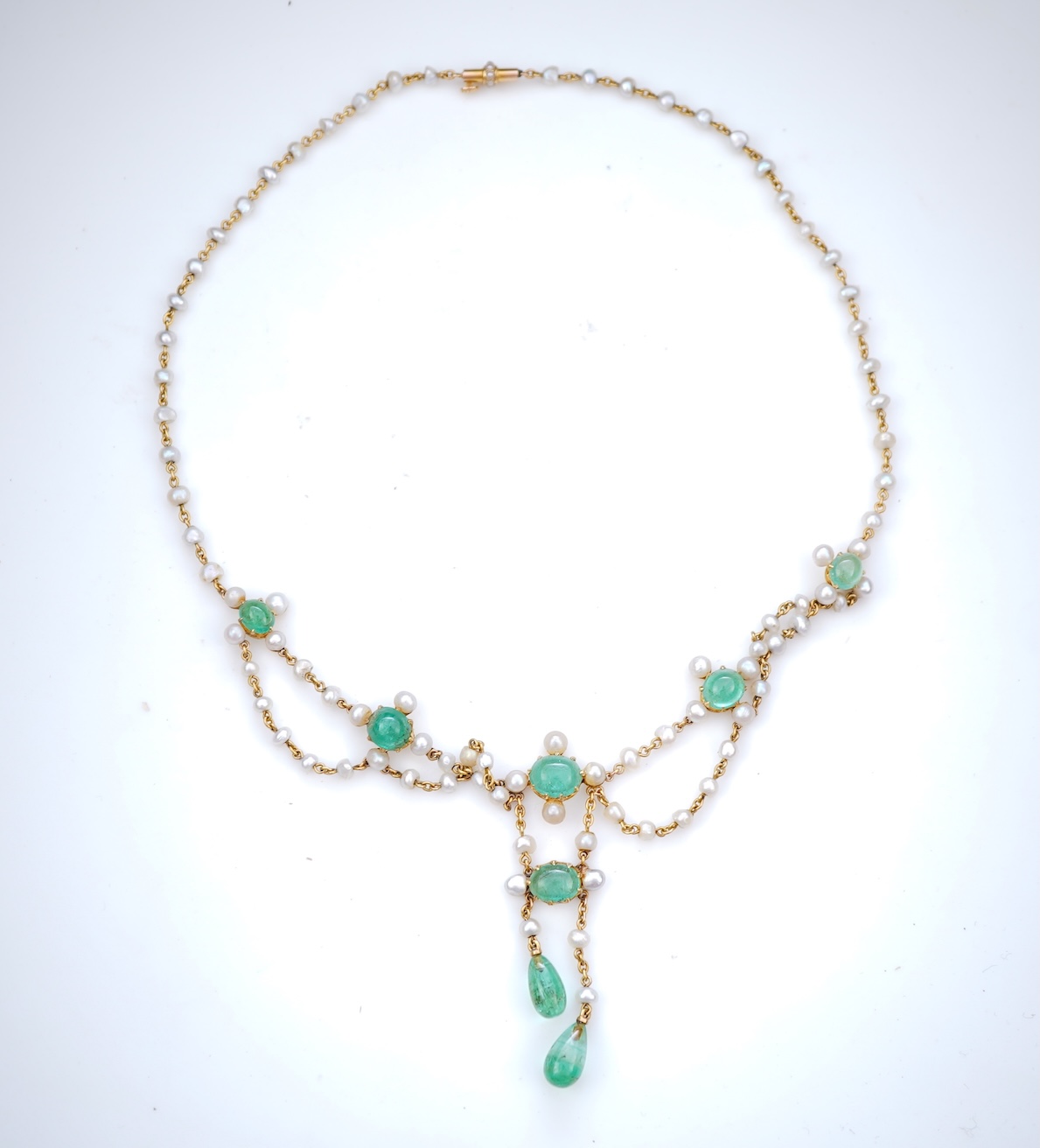 An Edwardian emerald and pearl necklace, early 20th century